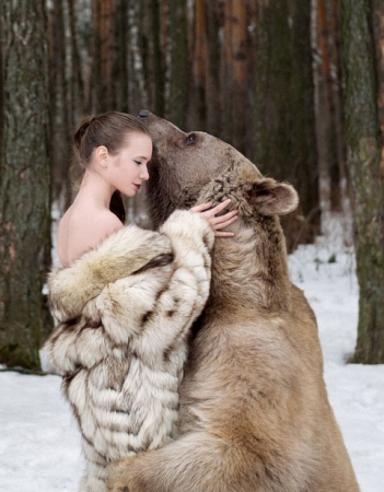 Người đẹp ăn mặc sexy chụp ảnh để kêu gọi bảo vệ loài gấu